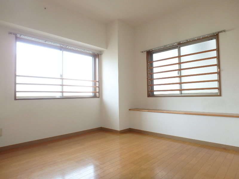 セント・エルモス 窓が多いお部屋です