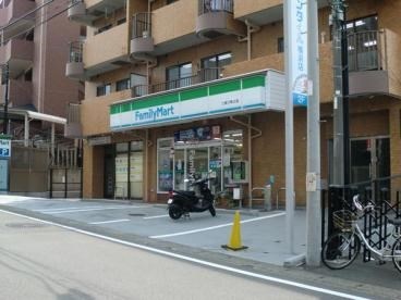 アーバンコート二俣川A棟 コンビ二：ファミリーマート二俣川南口店　240m