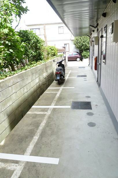 ファンズ・ヒル 駐輪場（建物奥より）.jpg