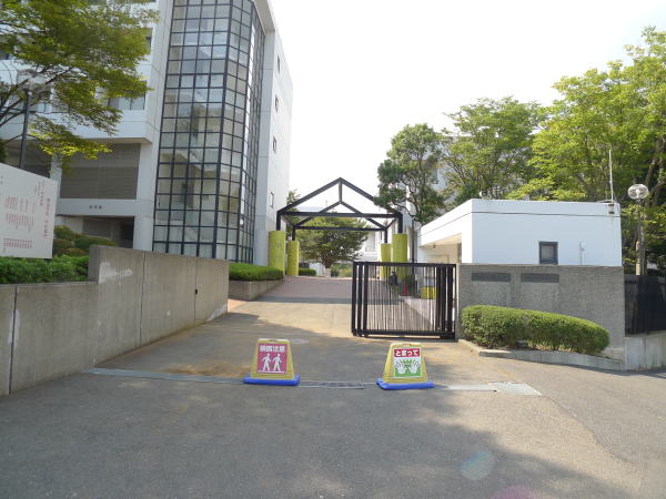 アルカディアハイツ その他：明治学院大学 南門　409m