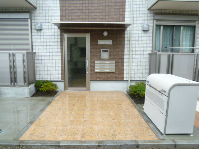 カーサ　フェリーチェ 入口にはひさしがついているので雨でも濡れません！