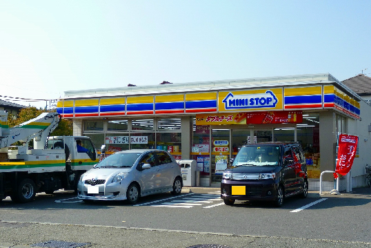 リベルテ代官 コンビ二：ミニストップ大和代官店　370m
