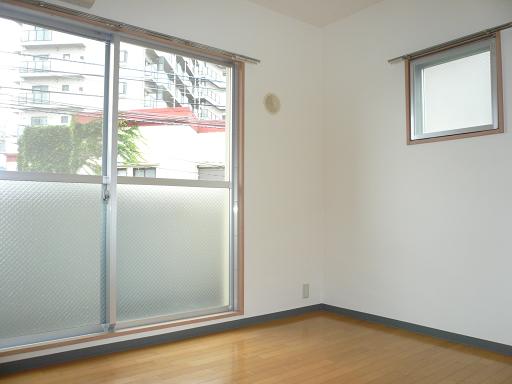 アザレ湘南 窓が多いお部屋です