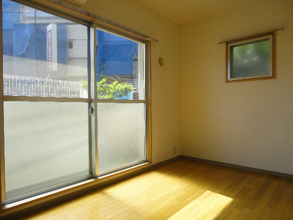 アザレ湘南 窓が多いお部屋です