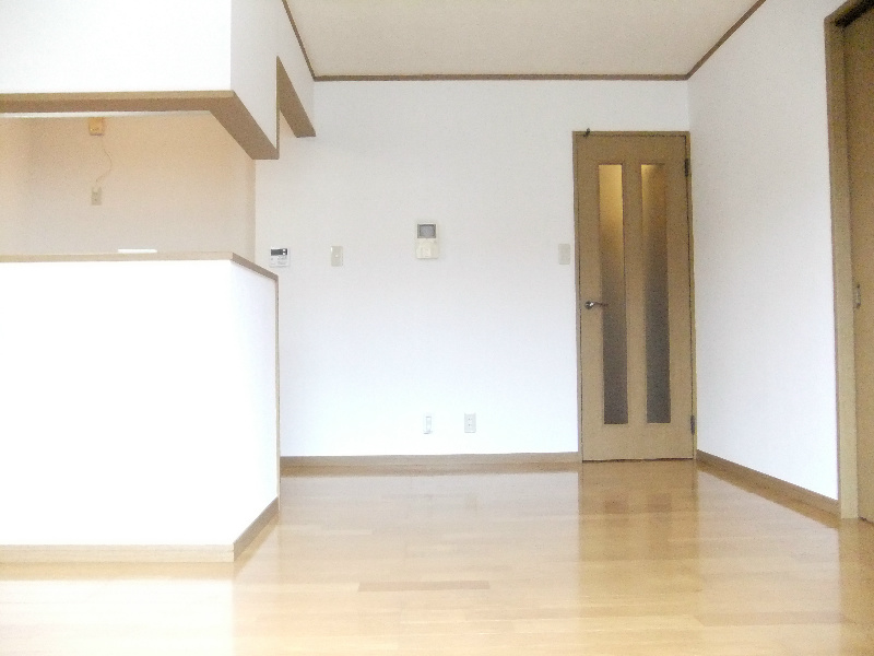 EIKOH CRECENT 窓が多いお部屋です