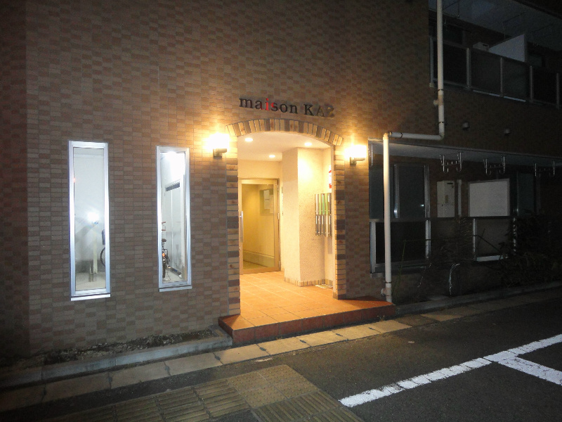 maisonKAZ 夜のエントランス