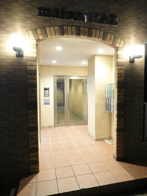 maisonKAZ 夜のエントランス