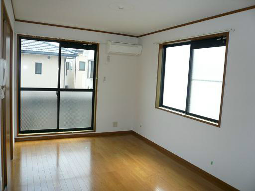 プレール弐番館 窓が多いお部屋です