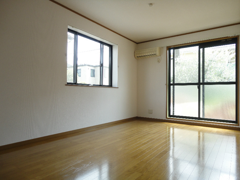 プレール参番館 窓が多いお部屋です
