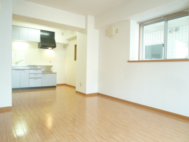 Yビル 窓が多いお部屋です