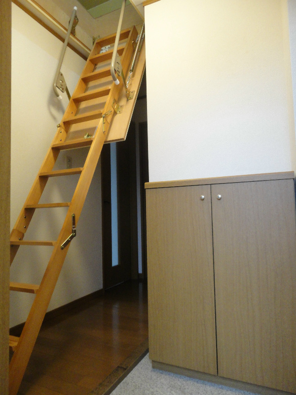 メゾン　ラフィネ 小屋裏収納(反転タイプ)