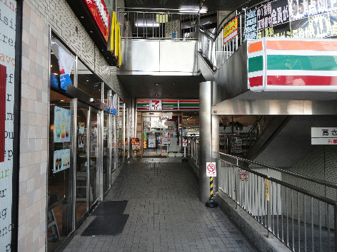ファーストコート コンビ二：セブンイレブン横浜鴨居駅前店　400m