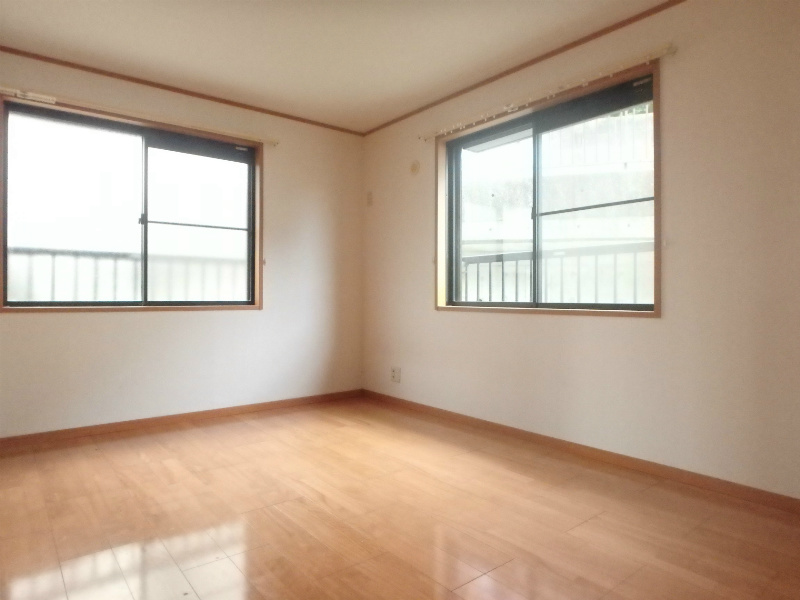 昌和マンション 窓の多いお部屋です