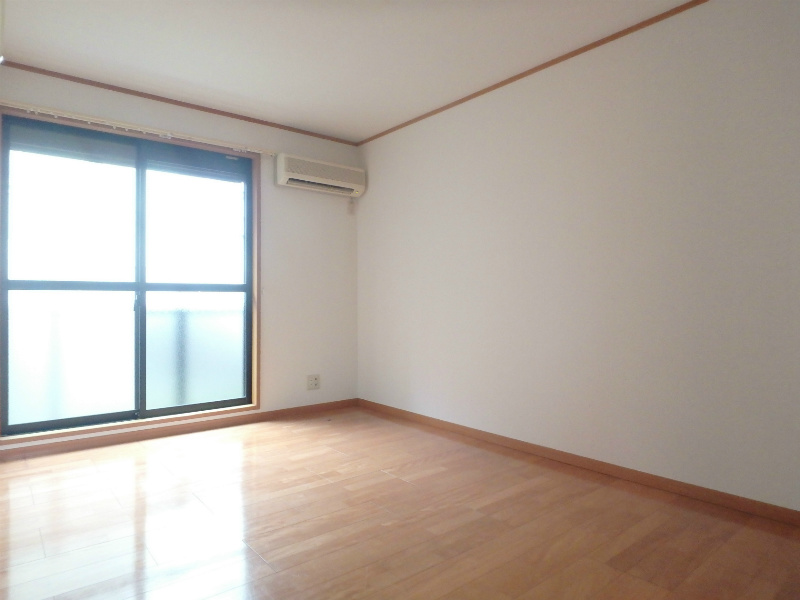 昌和マンション 窓の多いお部屋です