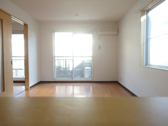 プルミエール百合 窓が多いお部屋です