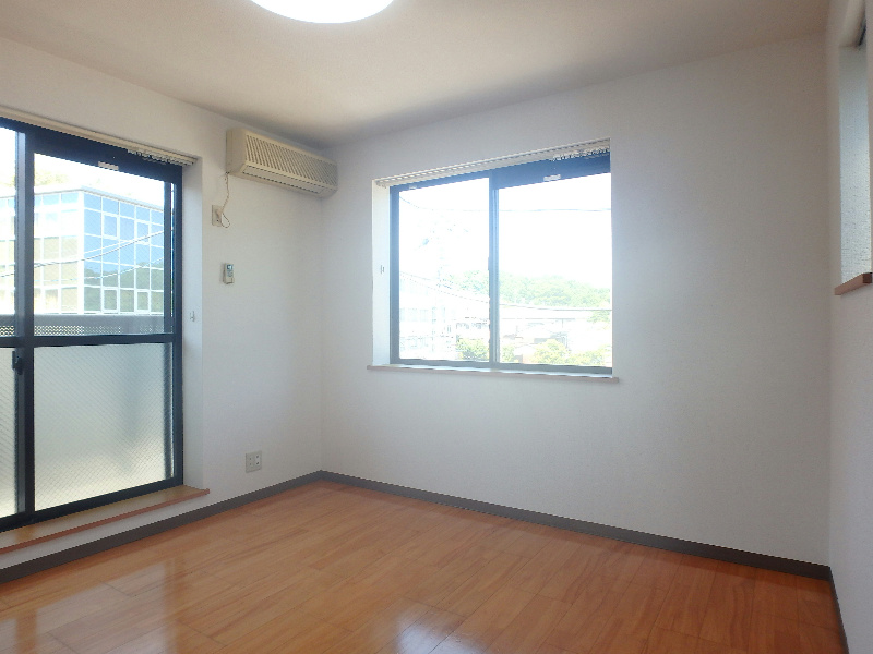 エントピア聖ヶ丘 窓が多いお部屋です