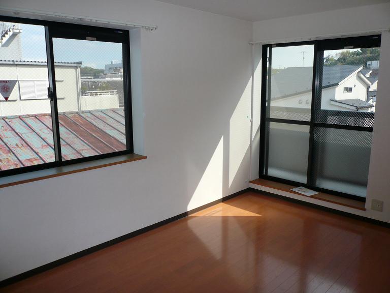 フィオーレ本牧 窓が多いお部屋です