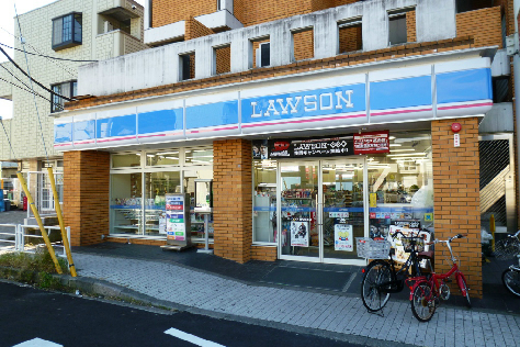 クレストヒルズ コンビ二：ローソン片倉町駅前店　780m