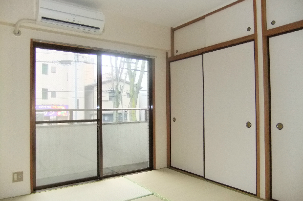グリーンアベニュー 窓が多いお部屋です