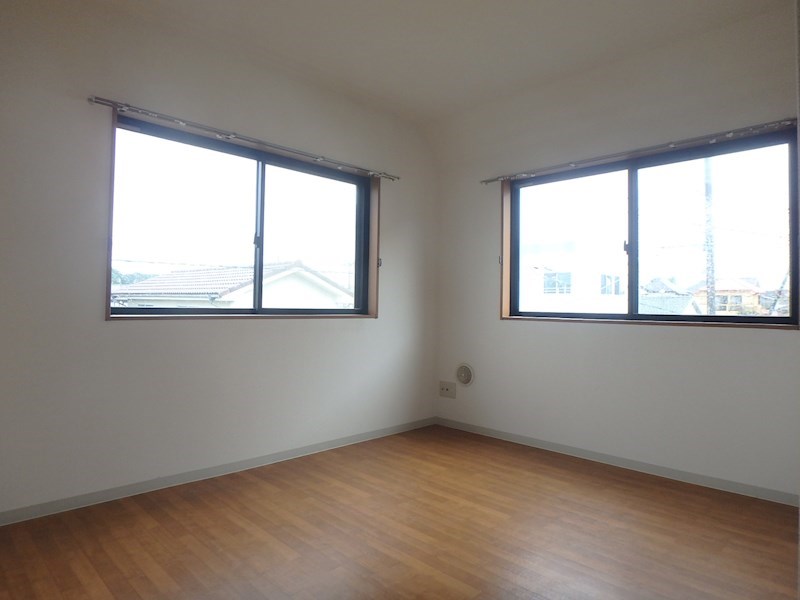 M＆E Court 窓が多いお部屋です