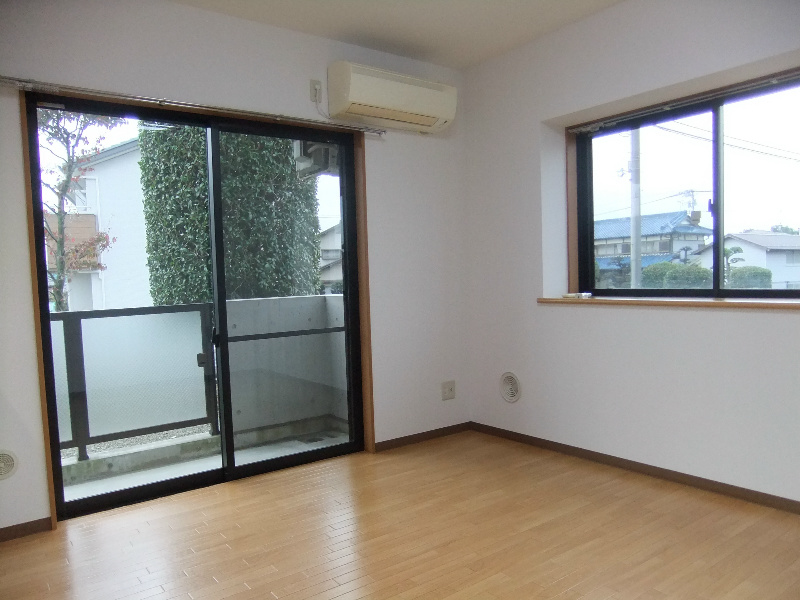 M＆E Court 窓が多いお部屋です