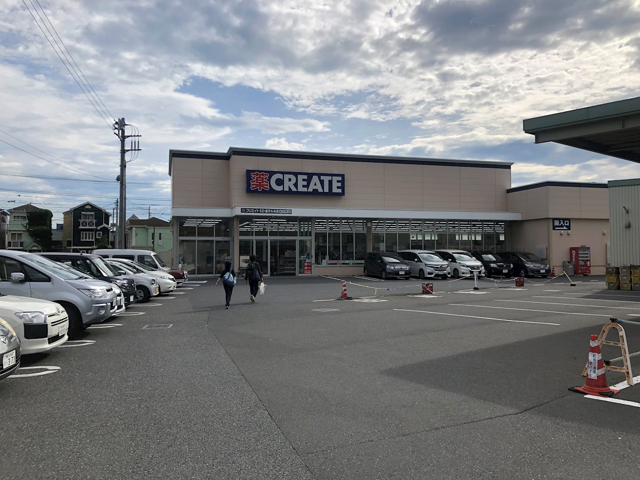 ヴァン・マノワール ドラッグストア：クリエイトSD(エス・ディー) 逗子久木店　415m
