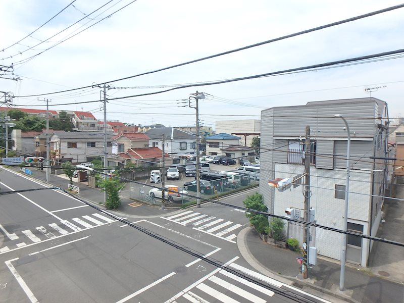 ロイヤル横浜 バルコニーからの眺め。目の前に建物が建っていないので視界が開けます。