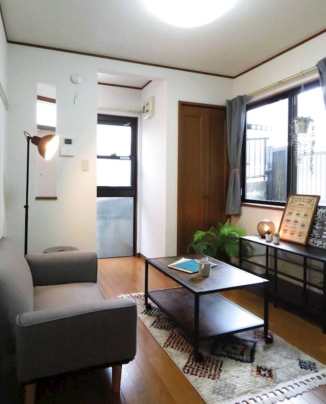 クレスト大倉山 □■家具は新生活のイメージに■□日当たり良好のお部屋