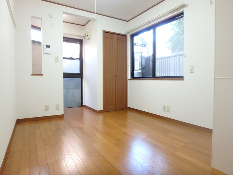 クレスト大倉山 3面採光とお窓が多いお部屋です