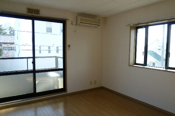 ティアラ湘南 窓が多いお部屋です