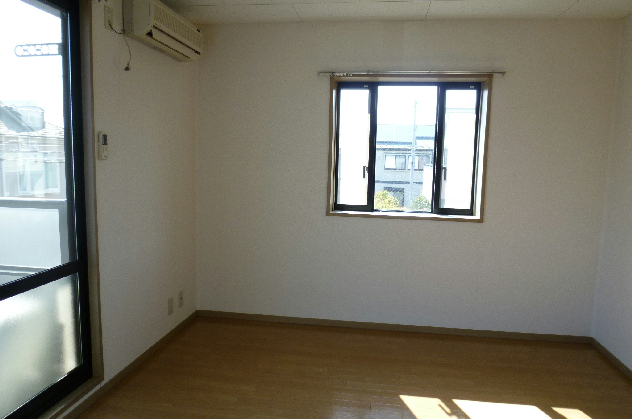 ティアラ湘南 窓が多いお部屋です